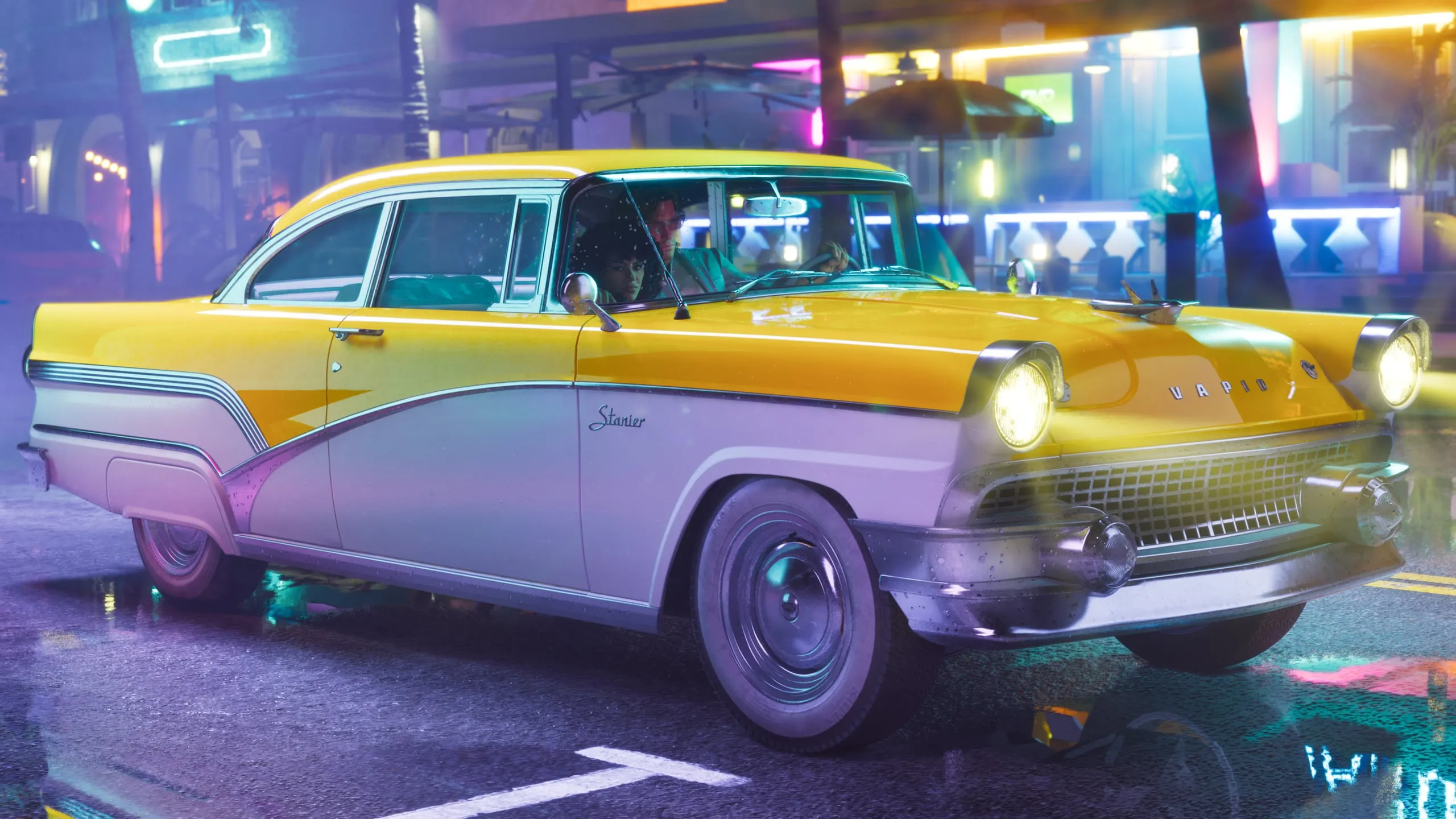 Жёлто-белый Vapid Stanier 1955 года на ночной неоновой улице
